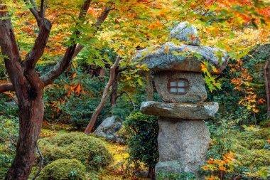 Japonya 'nın Kyoto kentinde sonbaharda güzel yeşillikleri olan Enko-ji tapınağının manzarası.