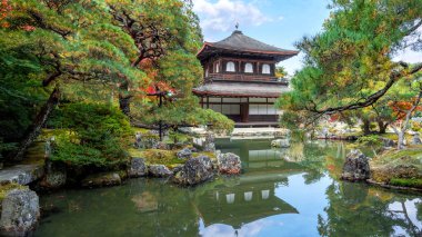 Ginkaku-ji tapınağının sonbaharda Kyoto, Japonya 'da güzel bir yeşillik manzarası.