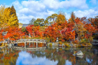 Japonya 'nın Kyoto kentinde sonbaharda güzel yeşillikleri olan Eikando Zenrin-ji tapınağının manzarası.