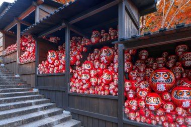 Daruma bebeği, Japonya 'nın Osaka kentindeki Katsuoji Tapınağı' nda zafer ve iyi şansın sembolüdür.