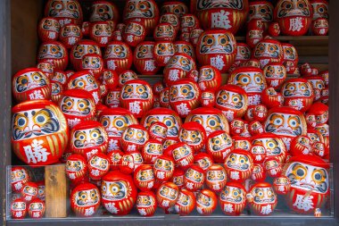 Daruma bebeği, Japonya 'nın Osaka kentindeki Katsuoji Tapınağı' nda zafer ve iyi şansın sembolüdür.