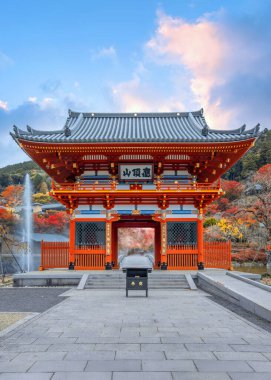 Japonya 'nın Kyoto kentinde sonbaharda güzel yeşillikleri olan Katsuoji Tapınağı manzarası