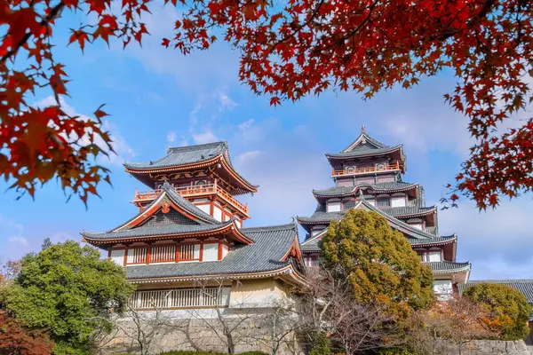 Japonya 'nın Kyoto kentinde sonbaharda güzel yeşillikleri olan Fushimi Momoyama Şatosu Manzarası