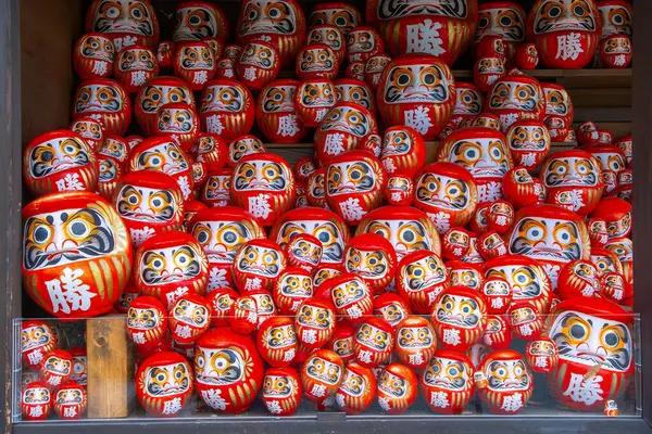 Daruma bebeği, Japonya 'nın Osaka kentindeki Katsuoji Tapınağı' nda zafer ve iyi şansın sembolüdür.