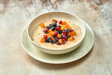 Şekerli meyve ve fındıklı yulaf ezmesi. Yakın plan. Seçici odak