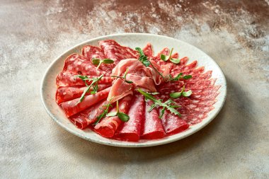 Bir tabak lezzetli et ve salam, jamon. Yakın plan. Seçici odak