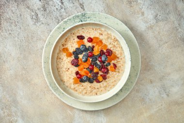 Şekerli meyve ve fındıklı yulaf ezmesi. Yakın plan. Seçici odak