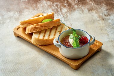 Reçelli et ve tereyağlı bir tabak. Yakın çekim, seçici odaklanma