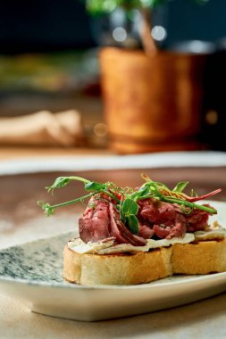 Tabakta rosto ve biftek. Yakın çekim, seçici odaklanma