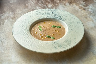 Tabakta kremalı mantar çorbası. Yakın çekim, seçici odaklanma