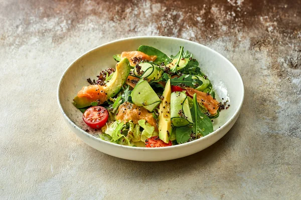 Bir Tabakta Avokado Somon Salatası Yakın Çekim Seçici Odaklanma — Stok fotoğraf