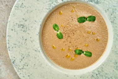 Tabakta kremalı mantar çorbası. Yakın çekim, seçici odaklanma