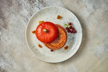 Balkabağında pişirilmiş krem karamel tatlısı. Seçici odak, yakın plan