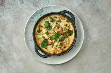 Krema soslu fırında draniki ve pastırma. Yakın çekim, seçici odaklanma