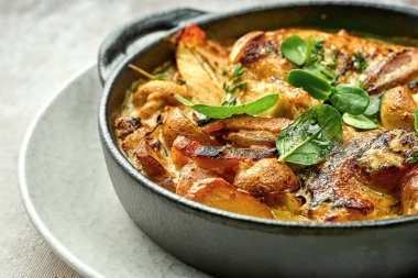 Kremalı soslu fırında patates ve tavuk ve peynir. Yakın çekim, seçici odaklanma