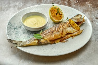 Tabakta sos olan kızarmış deniz kabuğu. Yakın çekim, seçici odaklanma