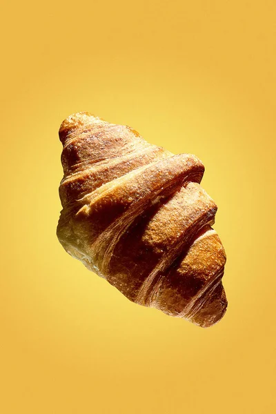 Egy Poszter Lebegő Croissant Tal Sárga Alapon Frissen Sült Croissant Stock Kép