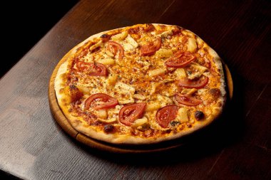 Tahta üzerinde tavuk ve ananas olan İtalyan Hawai pizzası. İtalyan mutfağı. Yakın plan.