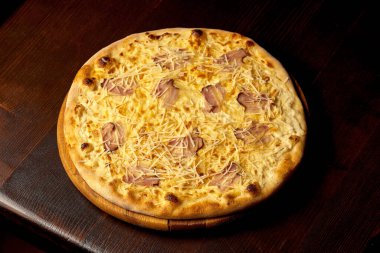 Tahtada domuz pastırması ve peynirli İtalyan pizzası. İtalyan mutfağı. Yakın plan.                               