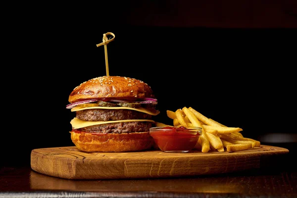 Fast Food Americano Cheeseburger Duplo Uma Tábua Madeira Fundo Madeira — Fotografia de Stock