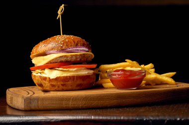 Amerikan fast food: Tahta üzerinde tavuk burger. Koyu ahşap arka plan. Seçici odaklanma. Bar için yemek.