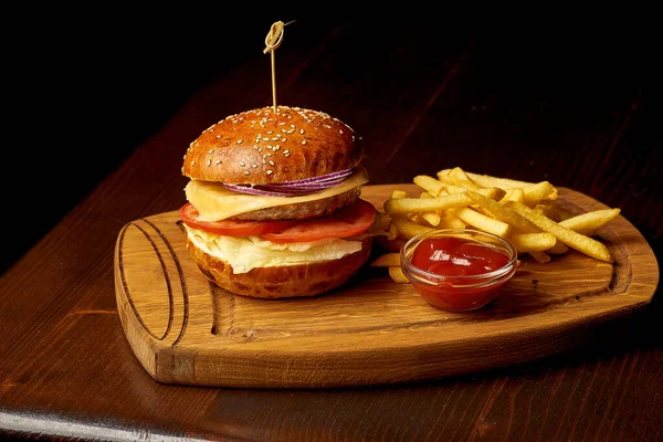 Fast Food Americano Hambúrguer Frango Uma Tábua Madeira Fundo Madeira — Fotografia de Stock
