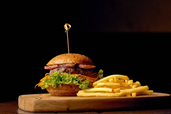 Fast Food Americano Hambúrguer Com Batatas Fritas Molho Fundo Madeira — Fotografia de Stock