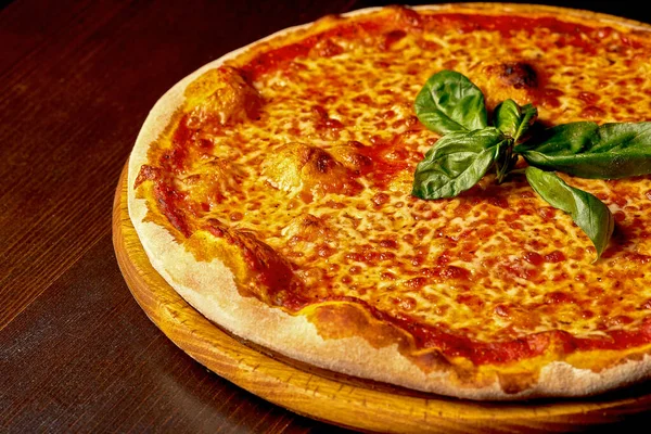 나무보드에 토마토와 치즈를 이탈리아 이탈리아 클로즈업 — 스톡 사진
