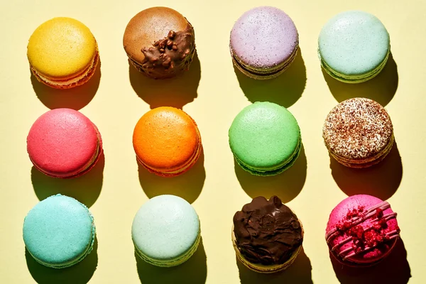 Muster Verschiedener Macarons Mit Verschiedenen Geschmacksrichtungen Leuchtende Farben Französisches Gebäck — Stockfoto