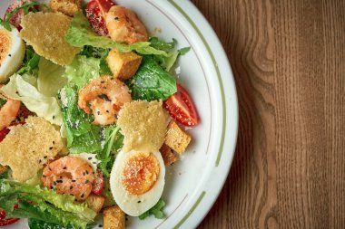 Sebzeli salata, ton balığı ve haşlanmış yumurta. Nicoise salatası. Ahşap arkaplan