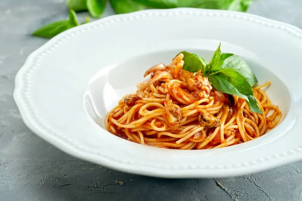 Macarrão Espaguete Italiano Com Tomates Camarões Uma Placa Branca Fundo — Fotografia de Stock
