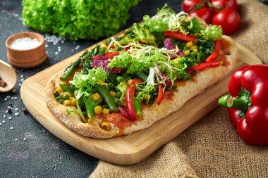 Sebzeli ve soslu vejetaryen pizza. Koyu arkaplan