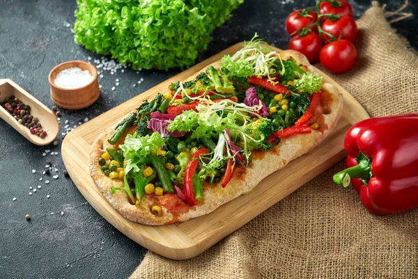 Wegetariańska Pizza Warzywami Sosem Desce Ciemne Tło — Zdjęcie stockowe