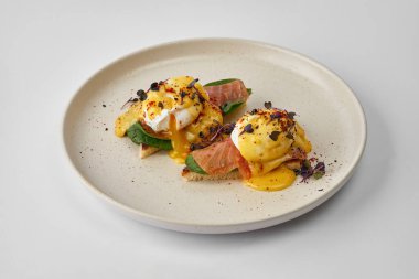 Somonlu Benedict usulü yumurta. Çıtır ekmekli ve Hollandaise soslu. Gri arkaplan