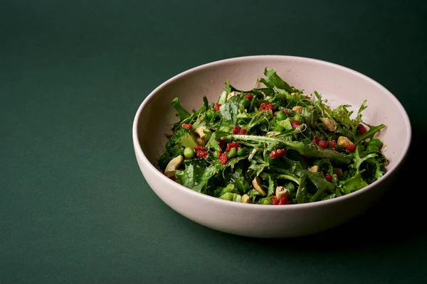 Tabakta Goji Üzümü Brokoli Ile Yeşil Salata — Stok fotoğraf