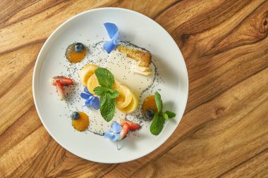 Meyveli ve reçelli peynirli kekler beyaz tabakta. Vejetaryen yemeği. Syrnyky.