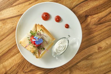 Yunan fast food pidesi, sebze dolgulu ve beyaz soslu. Vejetaryen fast food