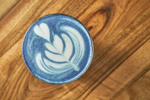 Niebieska Matcha Latte Mleku Roślinnym Obrazem Przezroczystej Szklance — Zdjęcie stockowe