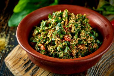 Kil tabakta naneli, soğanlı ve bulgurlu Gürcü tabbouleh salatası. Koyu arkaplan