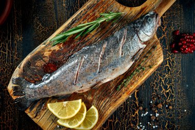 Tahtada baharat ve limon ile marine edilmiş taze levrek.