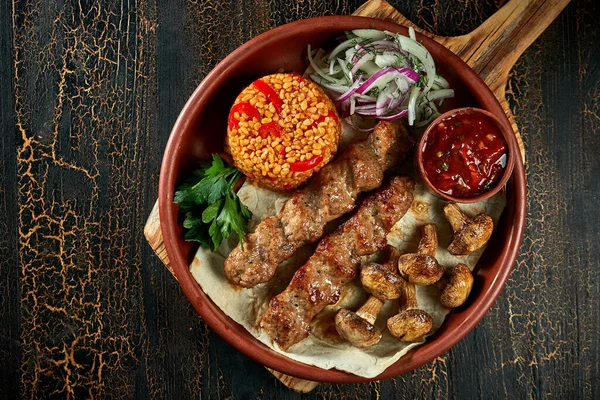 Cordero Lyulya Kebab Con Bulgur Setas Parrilla Plato Barro Comida — Foto de Stock