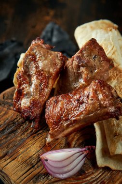 Ahşap tahtada domuz şiş kebap. Türk yemeği. Kömürde ızgara domuz eti.