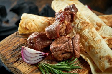 Ahşap tahtada domuz şiş kebap. Türk yemeği. Kömürde ızgara domuz eti.