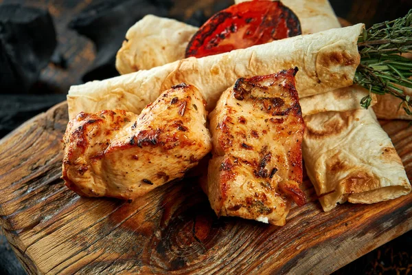 Kurczak Szaszłyk Drewnianej Desce Tureckie Jedzenie Wieprzowina Grillowana Grillu Węglowym — Zdjęcie stockowe
