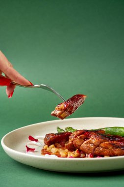 Kiraz soslu fırında ördek göğsü ve tabakta kuşkonmaz.