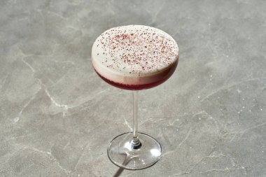 Çilekli kokteyl, rom ve krem şantili gri arka planda bir bardakta