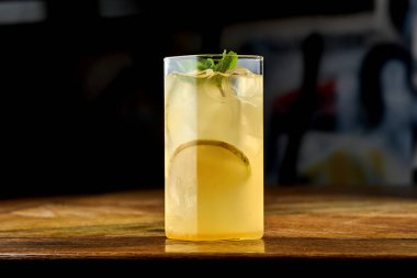 Soğuk ve ferahlatıcı limonata ile tutku meyvesi ve ananas bir bardakta