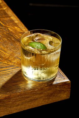 Viski, limon ve buzlu kokteyl. Bar menüsü