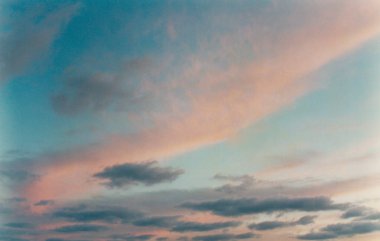 Gün batımında bulutların renklerinin analog görüntüsü