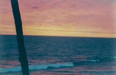 Denizin üzerinde güzel bir gün batımı